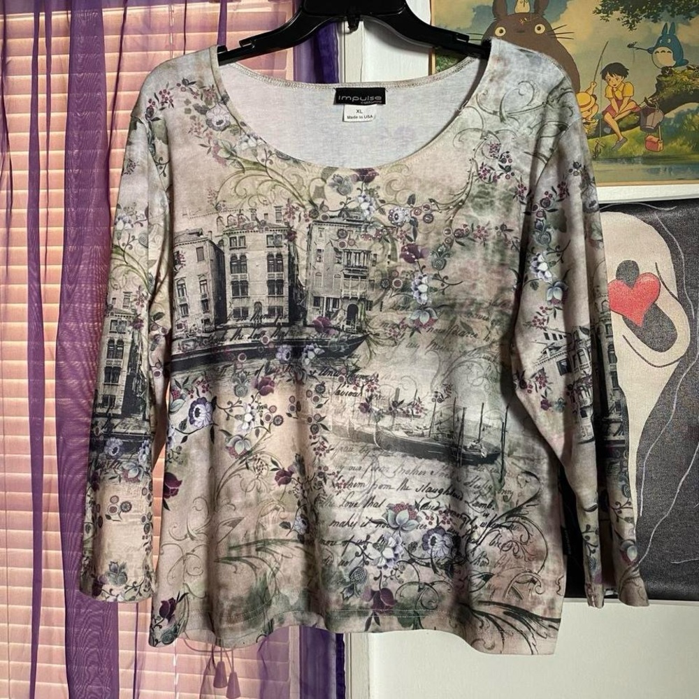 cream floral print top w 3/4 sleeves <3